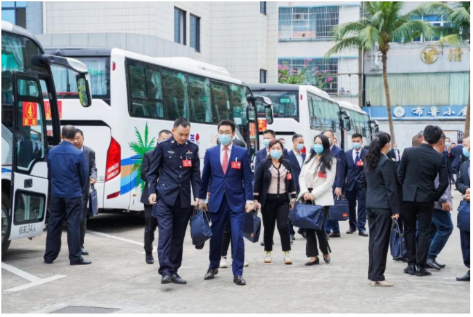 律所快讯|海口市龙华区第八届人民代表大会第四次会议隆重开幕，我所高级合伙人李君律师参加会议