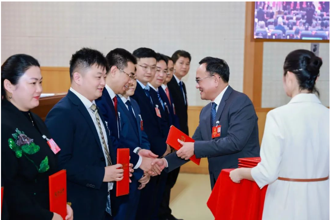 喜讯|李君主任获海口市龙华区 2024年度优秀人大代表、优秀人大代表建议两项表彰
